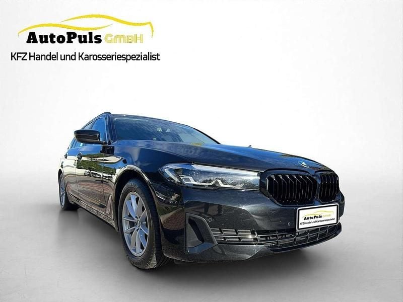 Schwarz Gebraucht 2023 BMW 520 Sport Line Kombi | € 36.877 (Superpreis) - Bild 1/4
