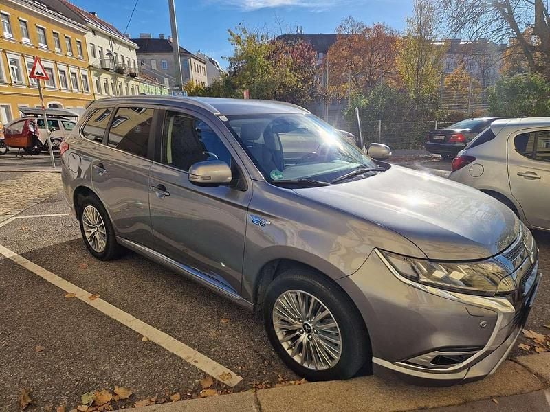 Silber Gebraucht 2020 Mitsubishi Outlander P-HEV Intense+ SUV | € 19.950 (Guter Preis) - Bild 1/4