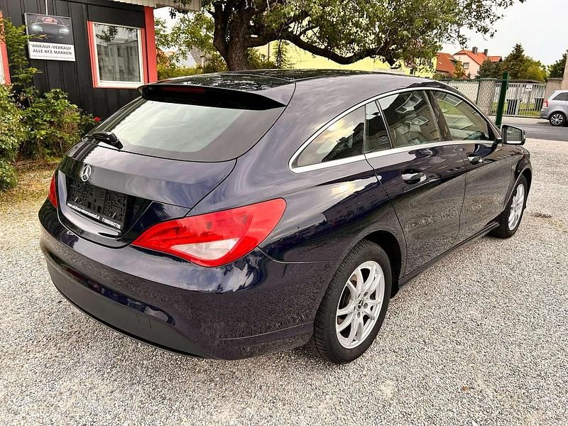 Gebraucht Mercedes CLA180 Avantgarde 116 PS (85 kW) 2018 Blau Limousine