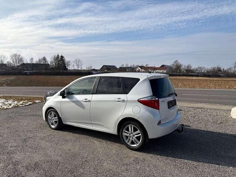 Gebraucht Toyota Verso-S Active 90 PS (66 kW) 2011 Weiß Van / Kleinbus