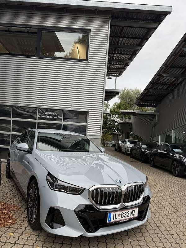 Gebraucht BMW 520 M Sport 208 PS (152 kW) 2024 Grau Limousine