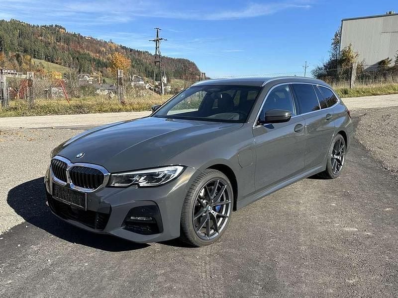 Grau Gebraucht 2020 BMW 330e M Sport Kombi | € 31.000 (Guter Preis) - Bild 1/4