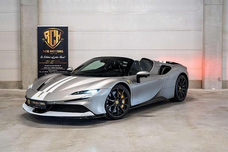 Silber Gebraucht 2024 Ferrari SF90 Cabrio | € 799.000 - Bild 1/4