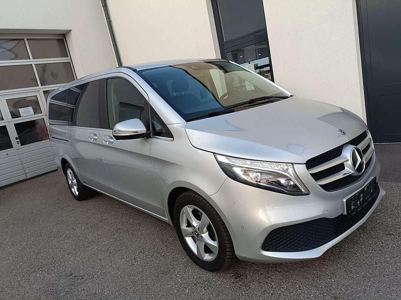 Silber Gebraucht 2020 Mercedes V220 Avantgarde Van / Kleinbus | € 51.790 (Fairer Preis) - Bild 1/4