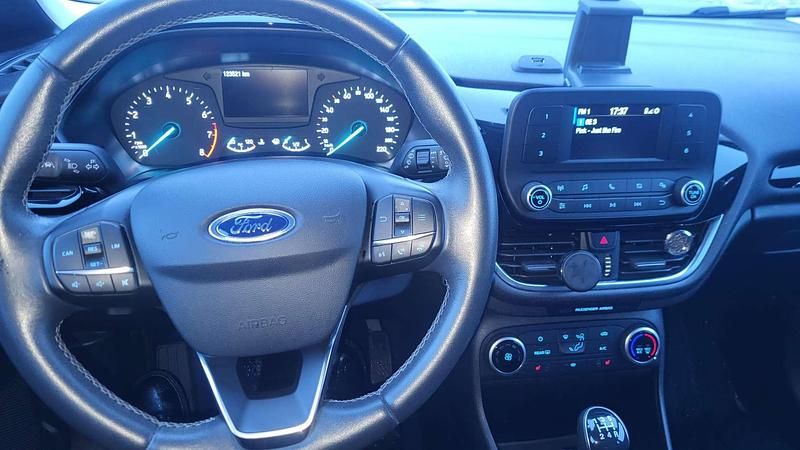 Gebraucht Ford Fiesta Trend 69 PS (50 kW) 2019 Schwarz Limousine