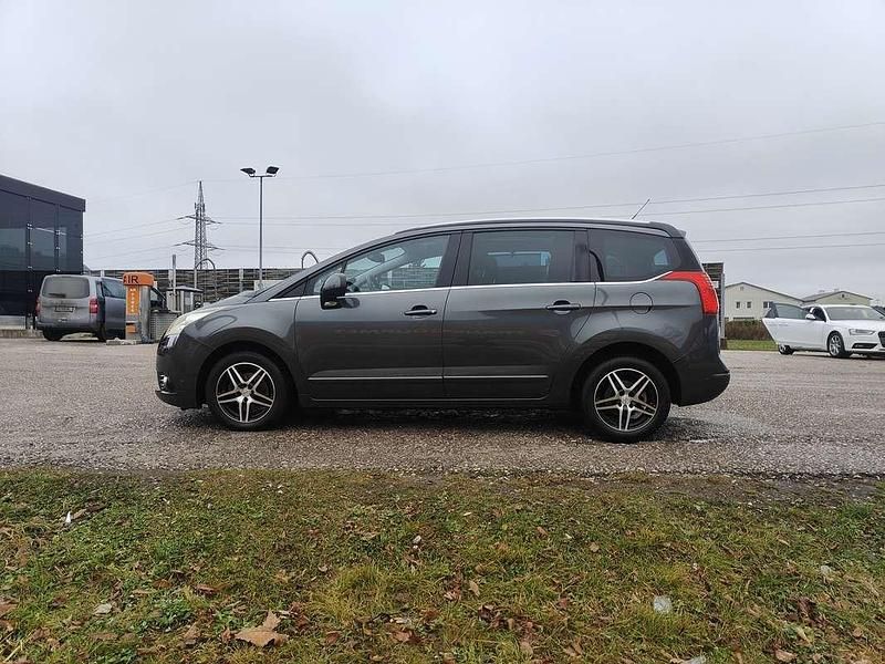 Grau Gebraucht 2010 Peugeot 5008 Van / Kleinbus | € 3.990 (Fairer Preis) - Bild 1/4