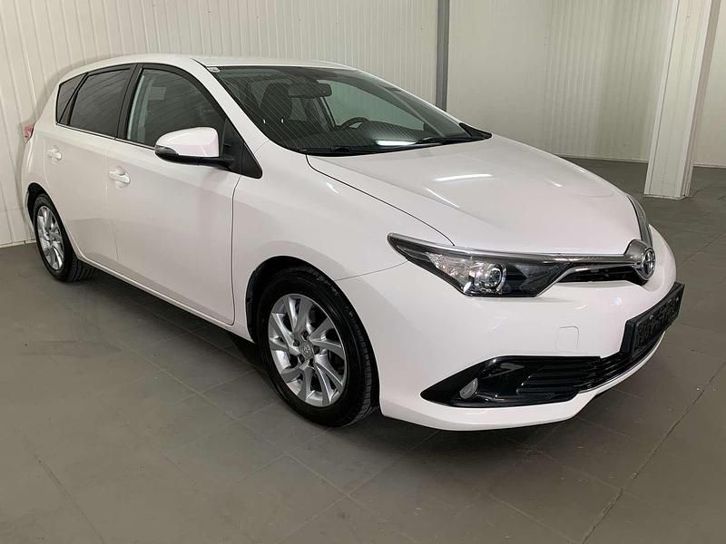 Weiß Gebraucht 2017 Toyota Auris Lounge Limousine | € 14.200 (Fairer Preis) - Bild 1/4