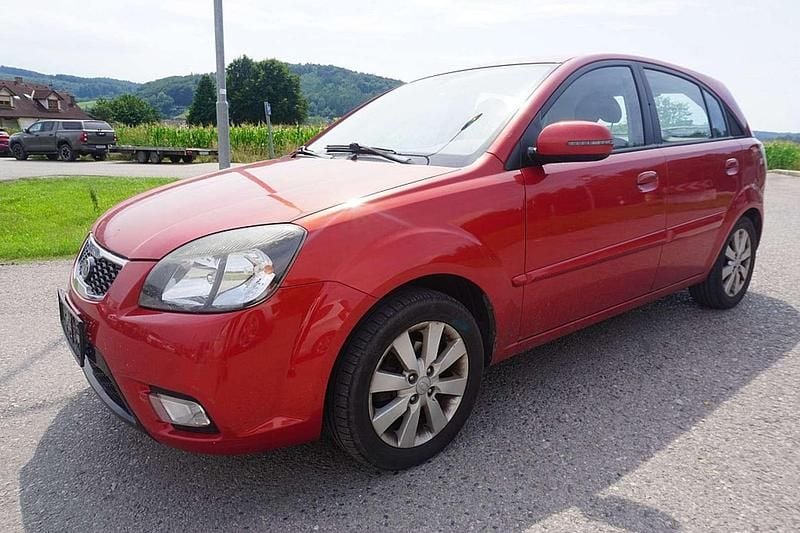 Rot Gebraucht 2010 Kia Rio Active Limousine | € 1.000 - Bild 1/4