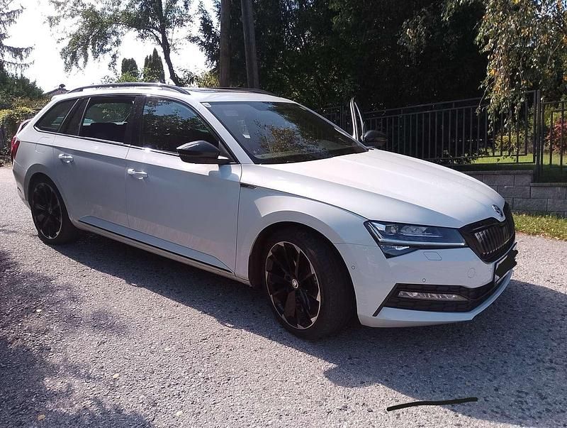 Weiß Gebraucht 2021 Skoda Superb SportLine Kombi | € 33.000 (Teuer) - Bild 1/4