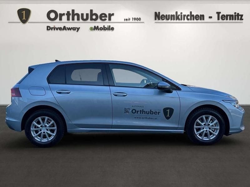 Neu VW Golf VIII 116 PS (85 kW) 2025 Silber  metallic Limousine