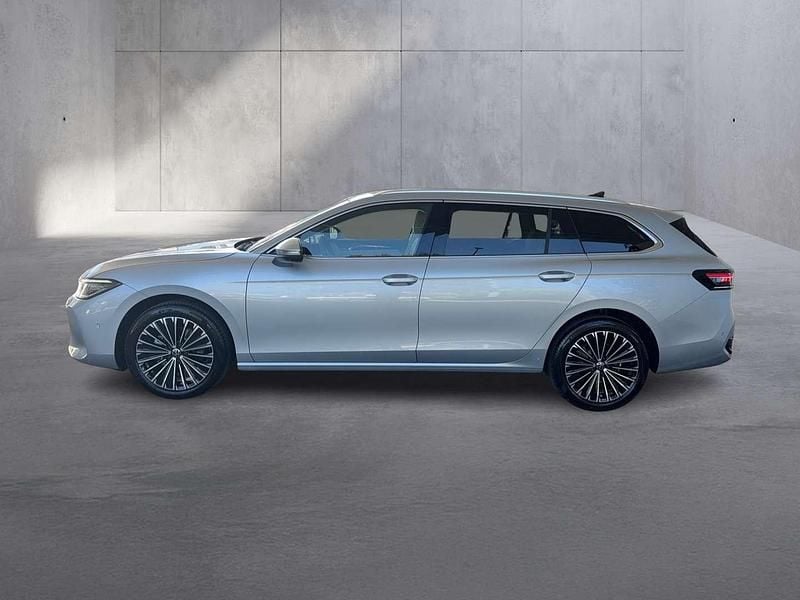 Gebraucht VW Passat Elegance 150 PS (110 kW) 2025 Silber Kombi