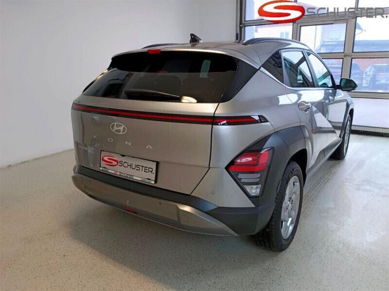 Gebraucht Hyundai Kona Trend 120 PS (88 kW) 2023 Shimmering silver SUV