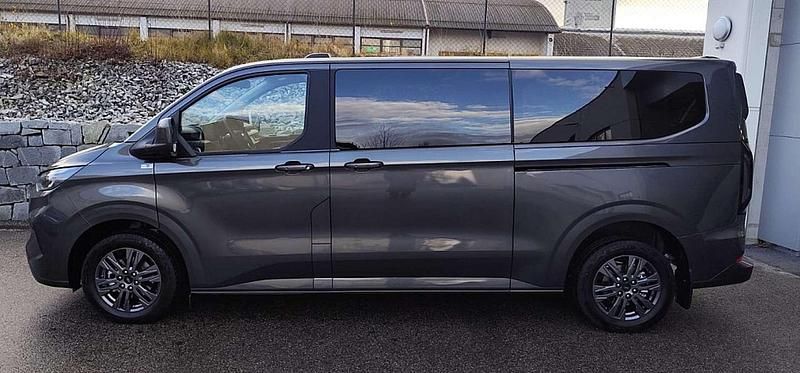 Gebraucht Ford Tourneo Custom Titanium 170 PS (125 kW) 2025 Grau Van