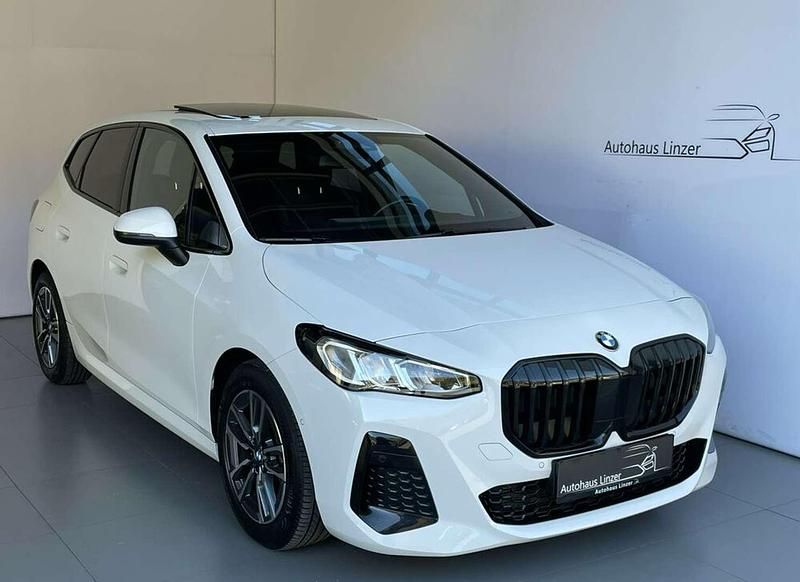 Weiß Gebraucht 2022 BMW 218 Shadowline Van / Kleinbus | € 31.890 (Fairer Preis) - Bild 1/4