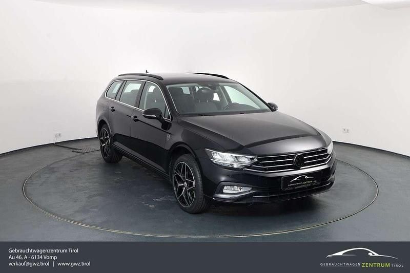 Gebraucht VW Passat 122 PS (89 kW) 2023 Schwarz Kombi