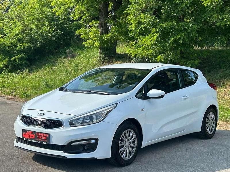 Weiß Gebraucht 2018 Kia Ceed Kleinwagen | € 7.490 - Bild 1/4