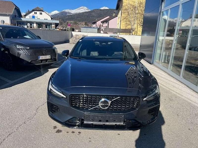 Gebraucht Volvo V60 Plus 253 PS (186 kW) 2024 Blau Kombi