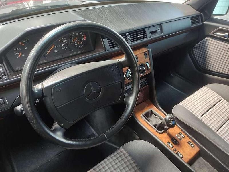 Gebraucht Mercedes E300 220 PS (161 kW) 1991 Violett Kombi