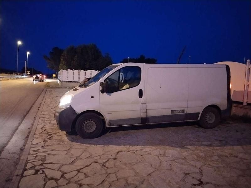 Weiß Gebraucht 2006 Opel Vivaro Van / Kleinbus | € 4.400 (Teuer) - Bild 1/3