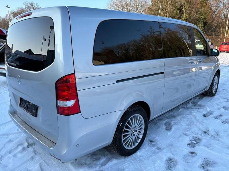 Gebraucht Mercedes V220 163 PS (119 kW) 2019 Silber Van / Kleinbus