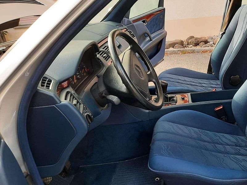 Gebraucht Mercedes E200 Classic 136 PS (100 kW) 1996 Silber Limousine