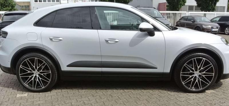 Grau Gebraucht 2025 Porsche Macan 4 Electric SUV | € 88.900 - Bild 1/4