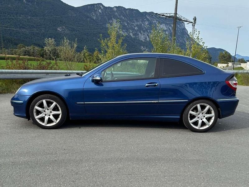 Gebraucht Mercedes 180 143 PS (105 kW) 2004 Blau Limousine