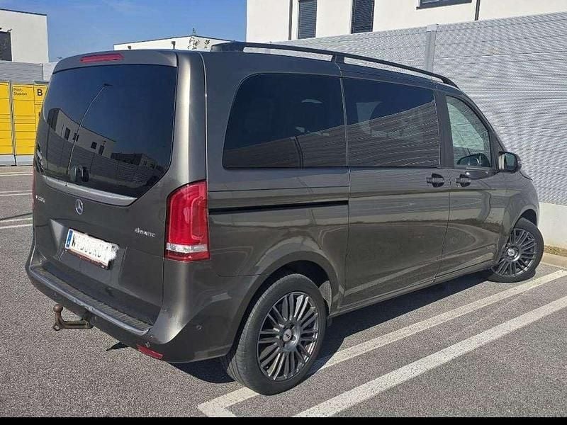 Gebraucht Mercedes V220 163 PS (119 kW) 2018 Braun Van / Kleinbus