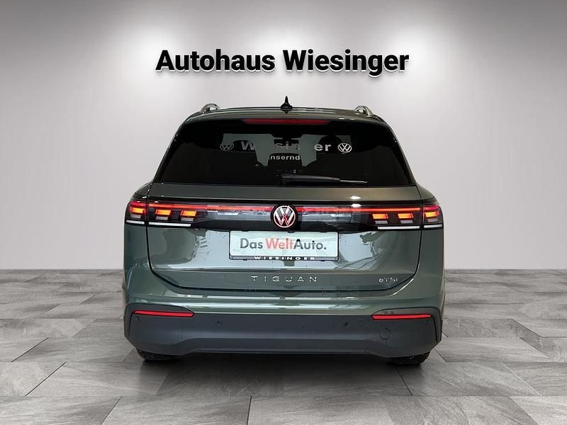 Neu VW Tiguan 130 PS (95 kW) 2025 Mittelgrün metallic SUV