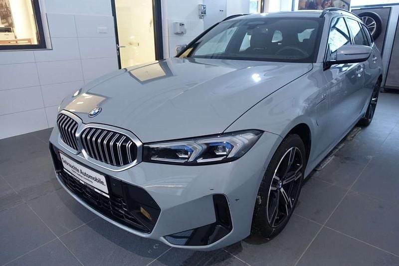 Grau Gebraucht 2025 BMW 330e M Sport Kombi | € 49.440 (Superpreis) - Bild 1/4