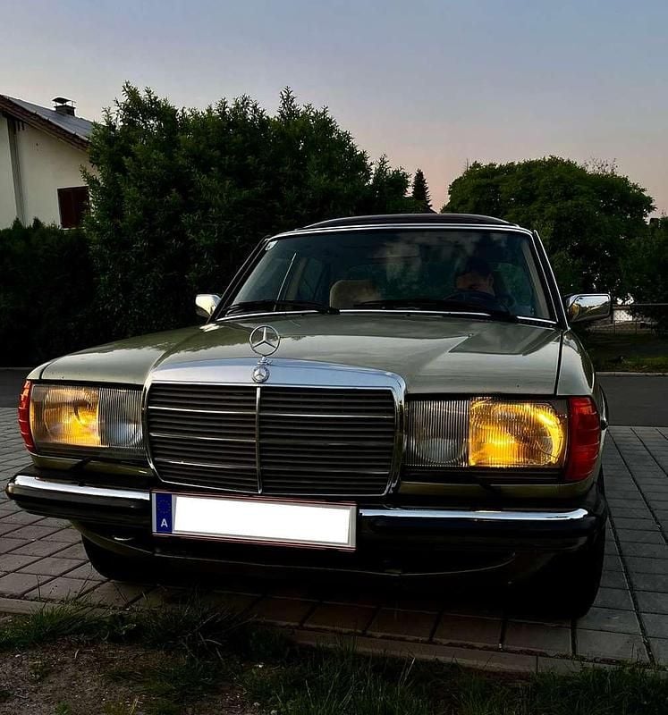 Grün Gebraucht 1983 Mercedes 300 Limousine | € 10.000 - Bild 1/4