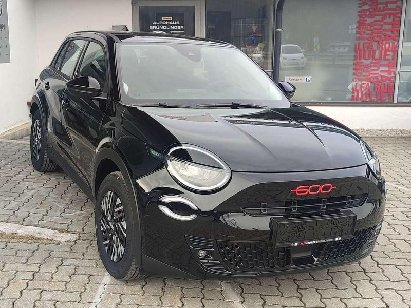 Schwarz Gebraucht 2024 Fiat 600 Red SUV | € 27.500 (Fairer Preis) - Bild 1/4