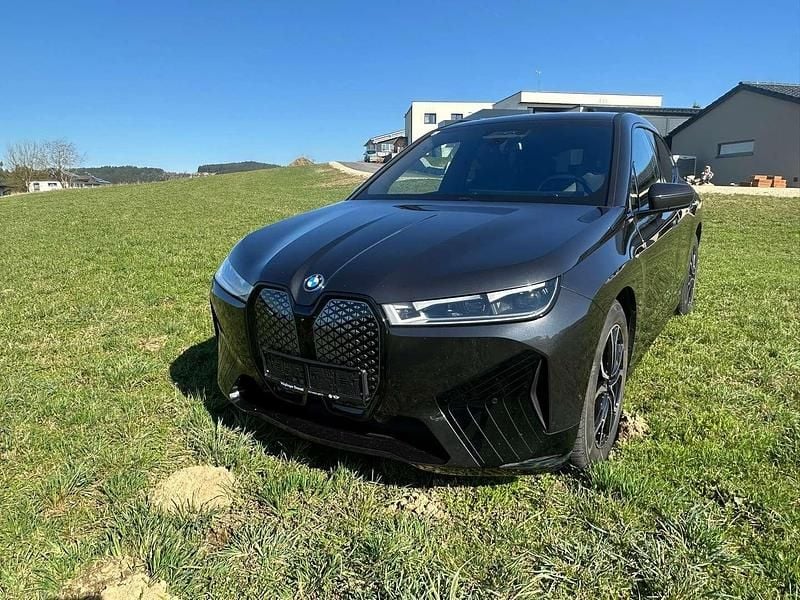 Schwarz Gebraucht 2021 BMW iX SUV | € 52.800 (Fairer Preis) - Bild 1/4