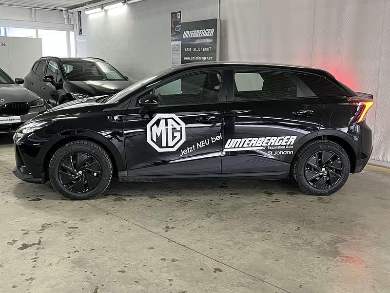 Gebraucht MG MG4 EV 125 kW (170 PS) 2023 Schwarz pebble black(m)  metallic Kleinwagen