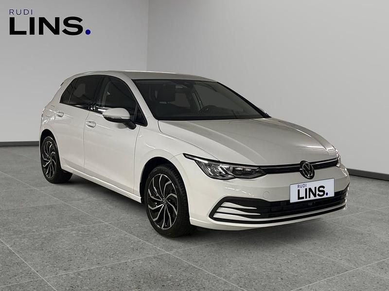 Gebraucht VW Golf VIII 110 PS (80 kW) 2024 Weiss  normal Limousine