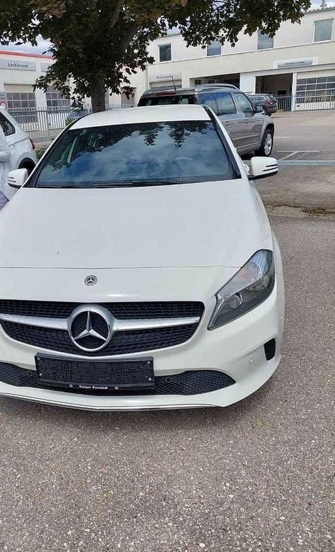 Weiß Gebraucht 2017 Mercedes A200 Kleinwagen | € 23.000 - Bild 1/4