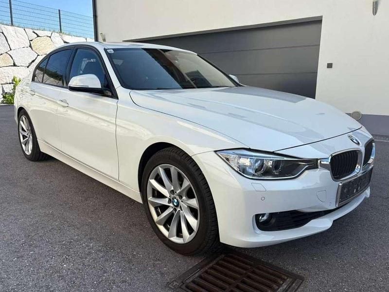 Weiß Gebraucht 2013 BMW 328 Sport Line Limousine | € 13.500 (Fairer Preis) - Bild 1/4
