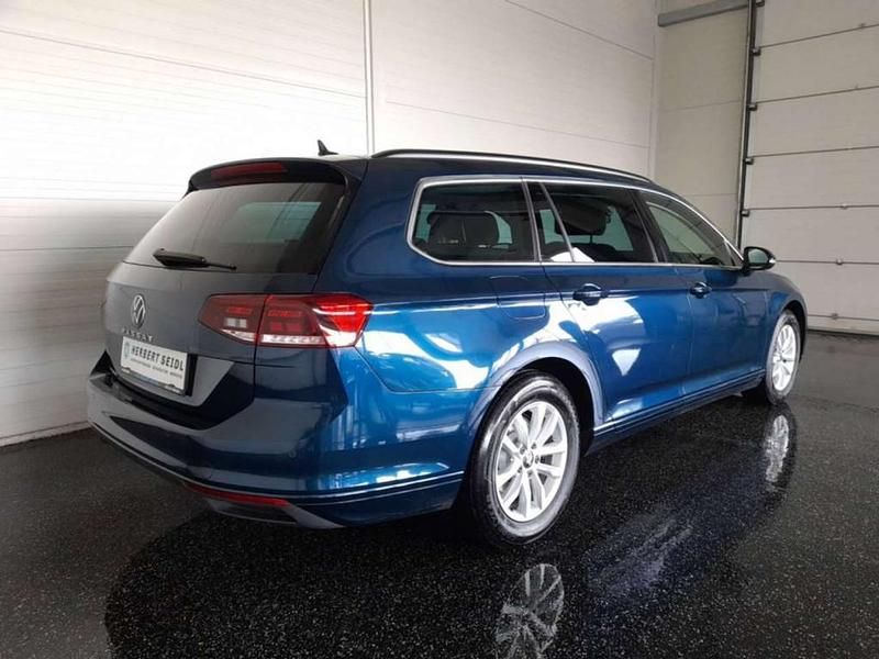 Gebraucht VW Passat Business 150 PS (110 kW) 2023 Blau Kombi