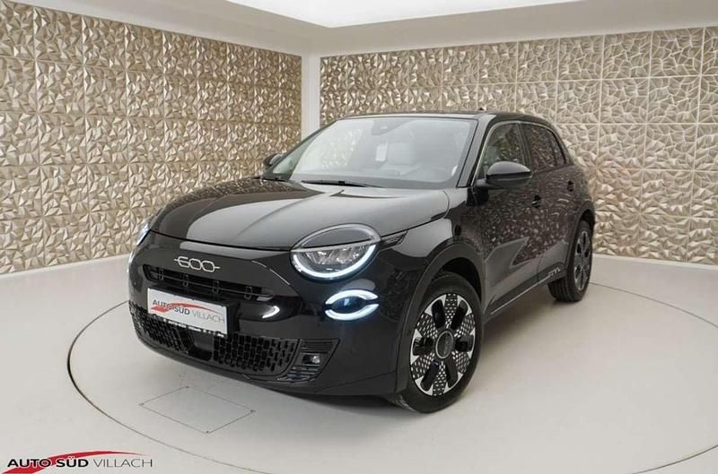 Neu Fiat 600 La Prima 146 PS (107 kW) 2025 Schwarz SUV