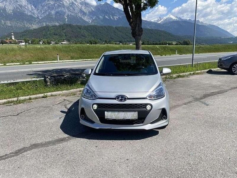 Gebraucht Hyundai i10 Comfort 67 PS (49 kW) 2017 Silber Kleinwagen