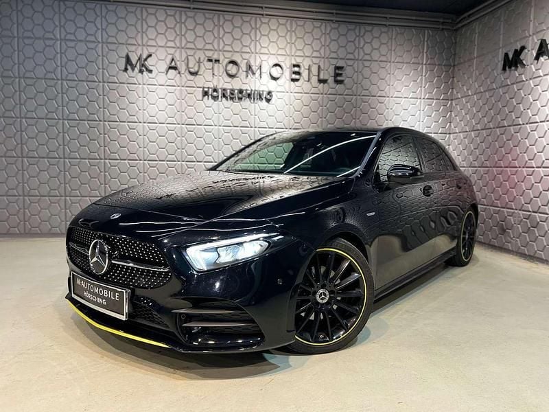 Schwarz Gebraucht 2019 Mercedes A180 AMG line Kleinwagen | € 27.900 (Etwas zu teuer) - Bild 1/4