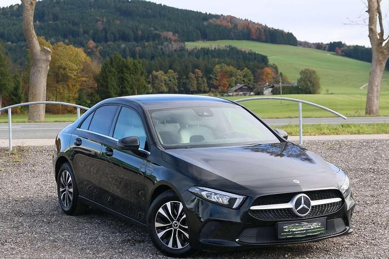 Schwarz Gebraucht 2022 Mercedes A180 Limousine | € 23.900 - Bild 1/4