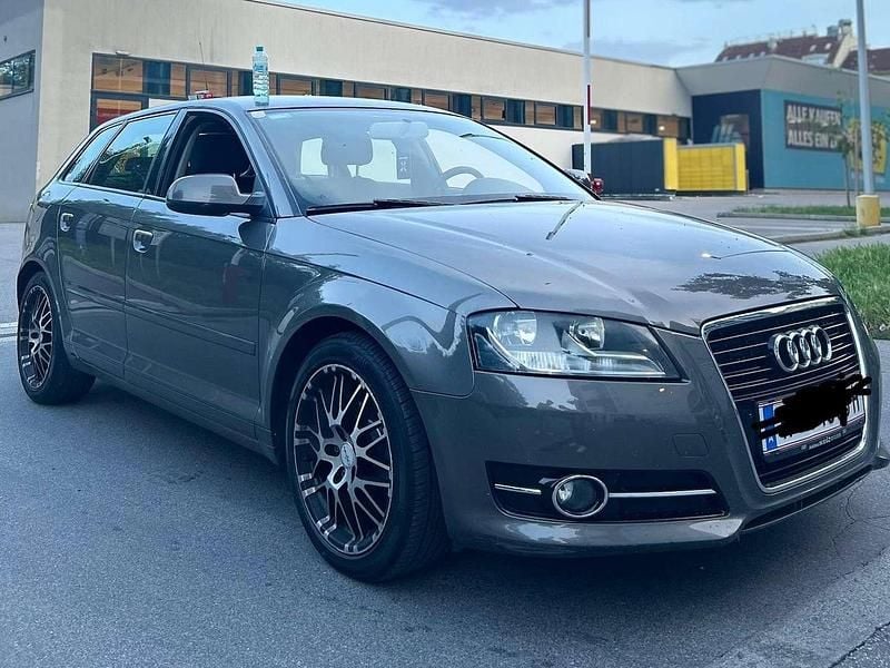 Gebraucht Audi A3 Attraction 105 PS (77 kW) 2012 Grau Limousine