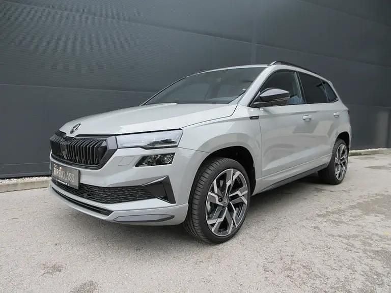 Mittelgrau normal Neu 2026 Skoda Karoq SportLine SUV | € 42.990 (Fairer Preis) - Bild 1/4