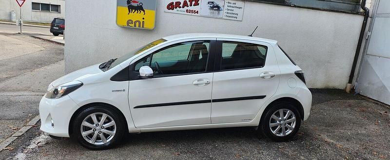 Gebraucht Toyota Yaris Hybrid Lounge 75 PS (55 kW) 2013 Kleinwagen