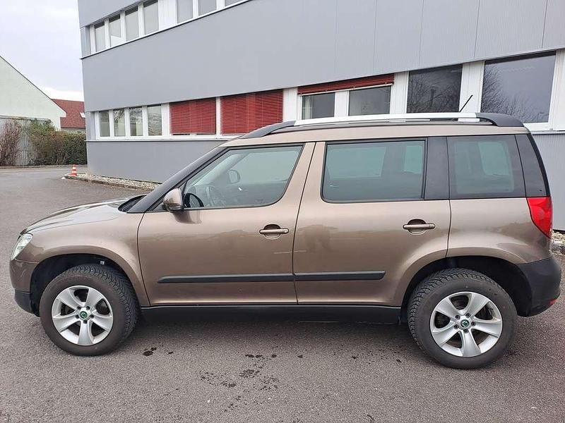 Braun Gebraucht 2013 Skoda Yeti Outdoor Ambition SUV | € 6.990 - Bild 1/4