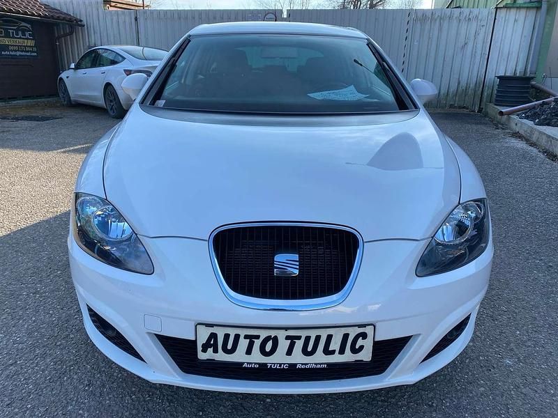 Weiß Gebraucht 2011 Seat Leon Reference Limousine | € 5.390 (Etwas zu teuer) - Bild 1/4