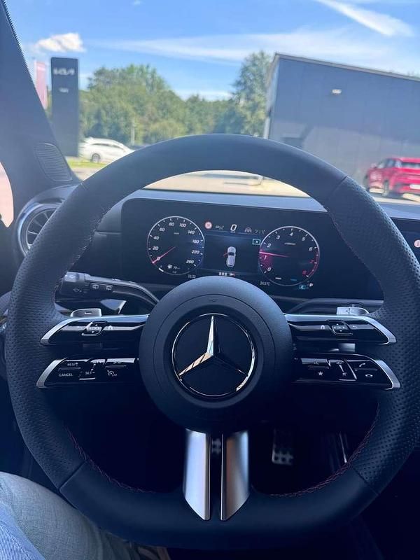 Gebraucht Mercedes A200 163 PS (119 kW) 2024 Schwarz Limousine