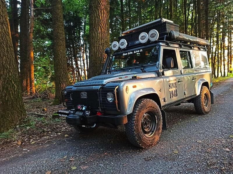Grau Gebraucht 2012 Land Rover Defender Kombi | € 47.500 (Etwas zu teuer) - Bild 1/4
