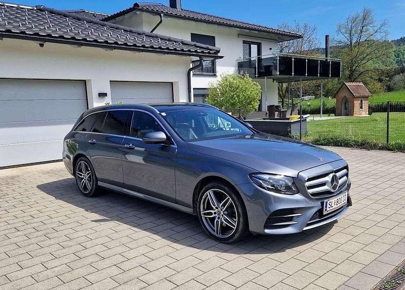Grau Gebraucht 2018 Mercedes E220 AMG line Kombi | € 33.500 (Fairer Preis) - Bild 1/4